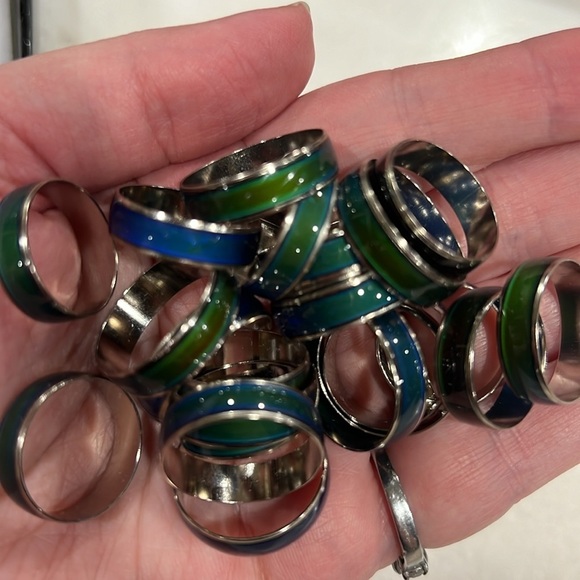 10PC Color Changing Mood Ring Set - Picture 5 of 6